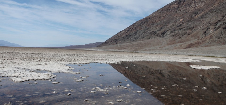 Ørkenspejling i Badwater i Death Valley USA